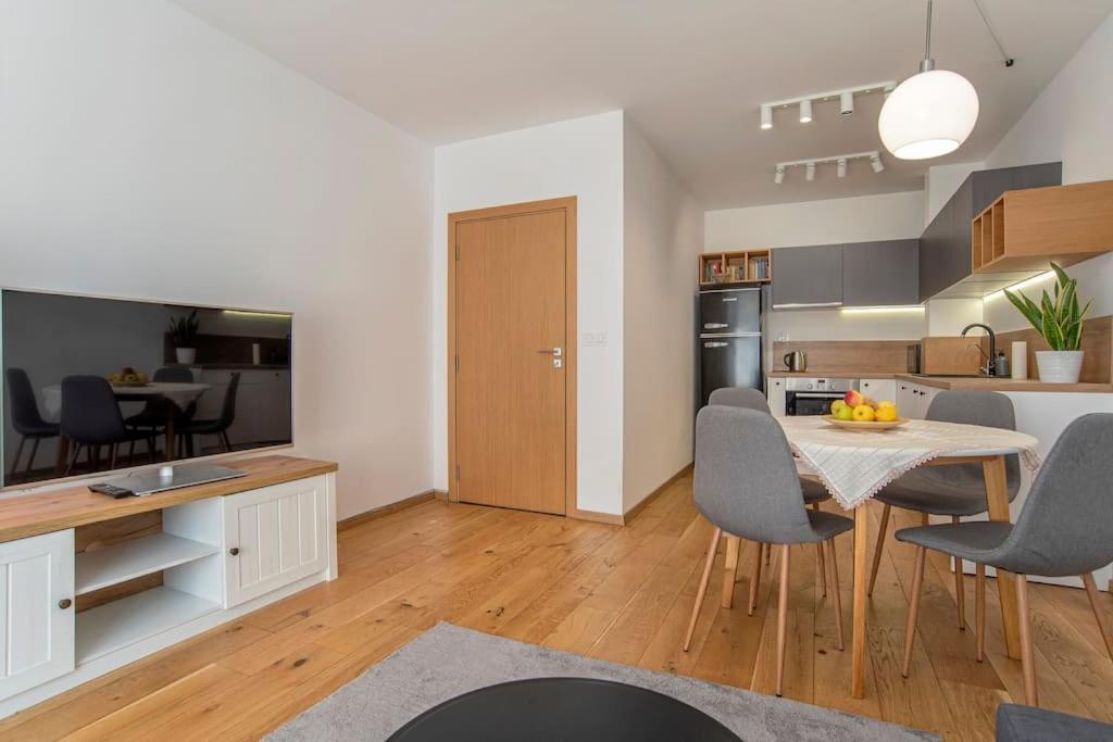 Designed In With Parking Apartament